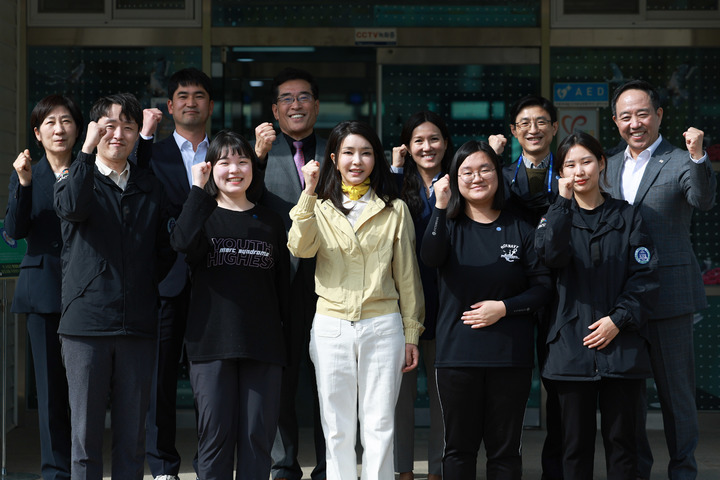 韩第一夫人,韩第一夫人访美韩服造型