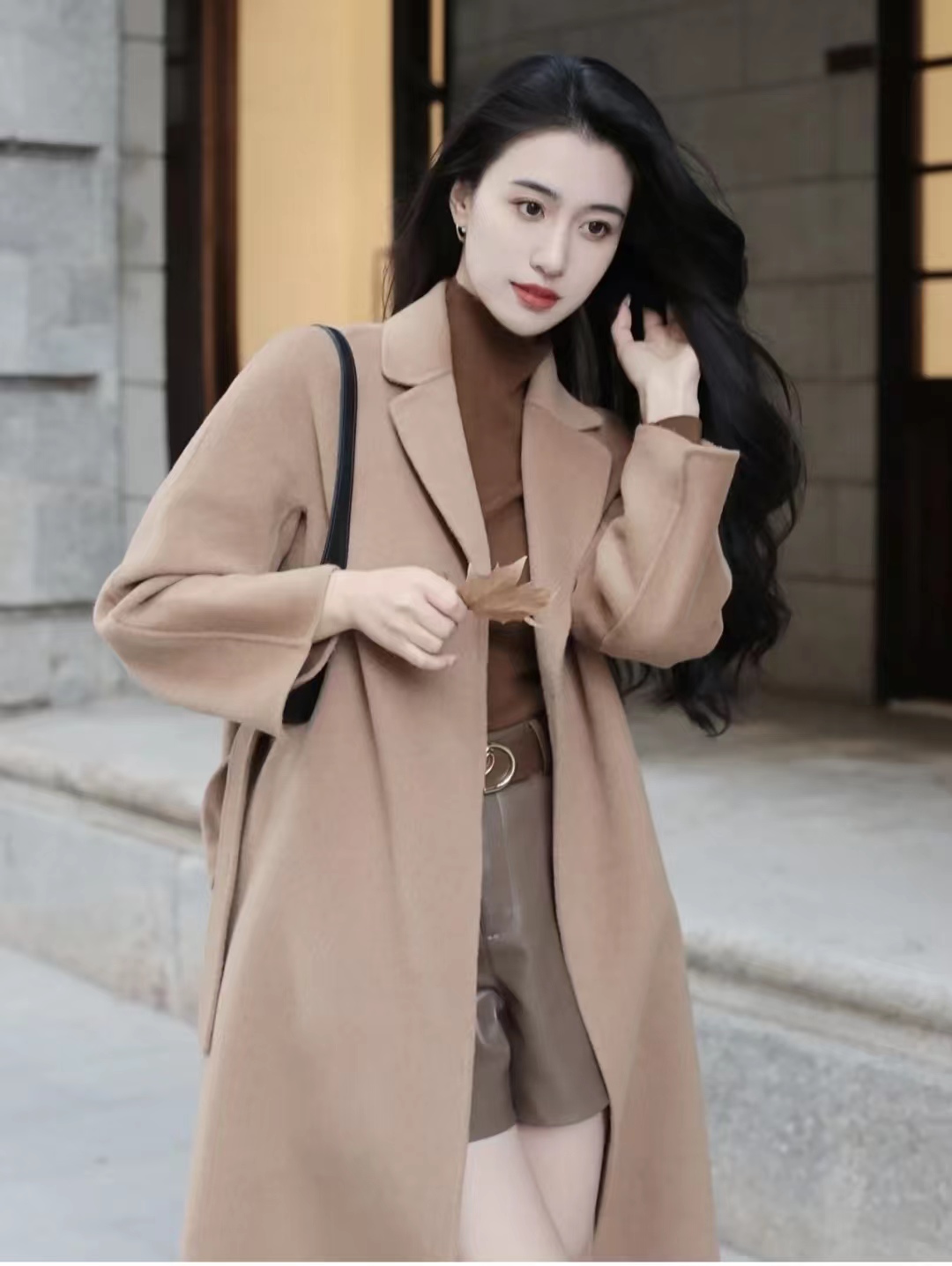 黑色大衣搭配什么颜色毛衣显高级,深棕灰色格子大衣怎么穿出高级感