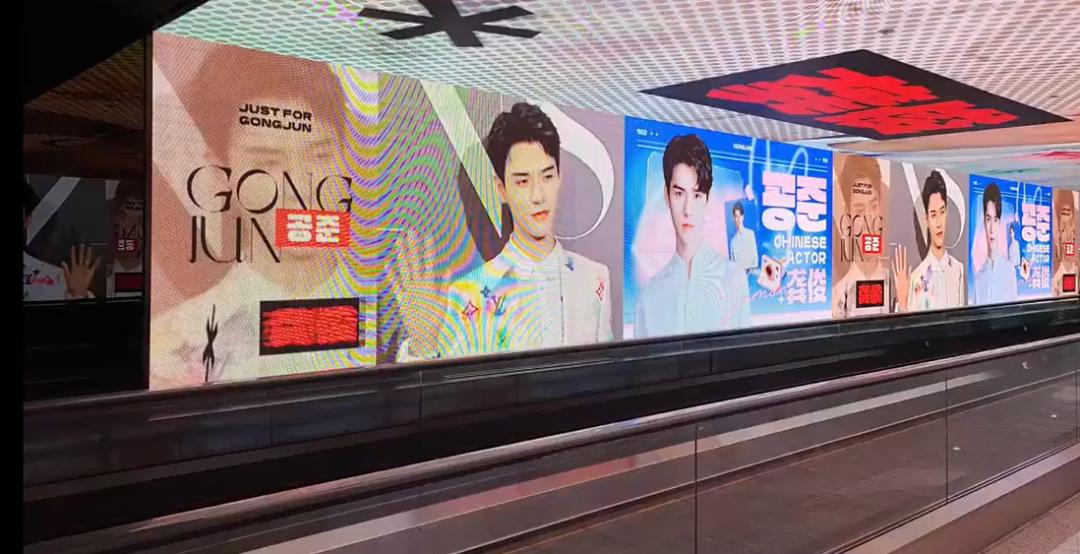 龚俊抵达韩国人气爆棚，机场拥堵粉丝尖叫，多部剧曾在韩热播