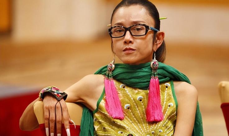 “大秀*光春**”不害臊，娱乐圈的“流氓艺术”，该管管了！