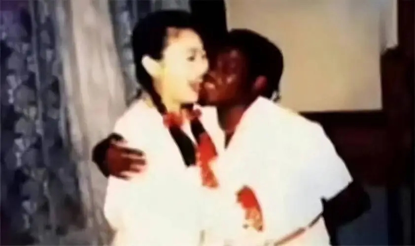 90年北大学霸远嫁非洲，因战争只能回国卖盒饭，再见老公已是大官