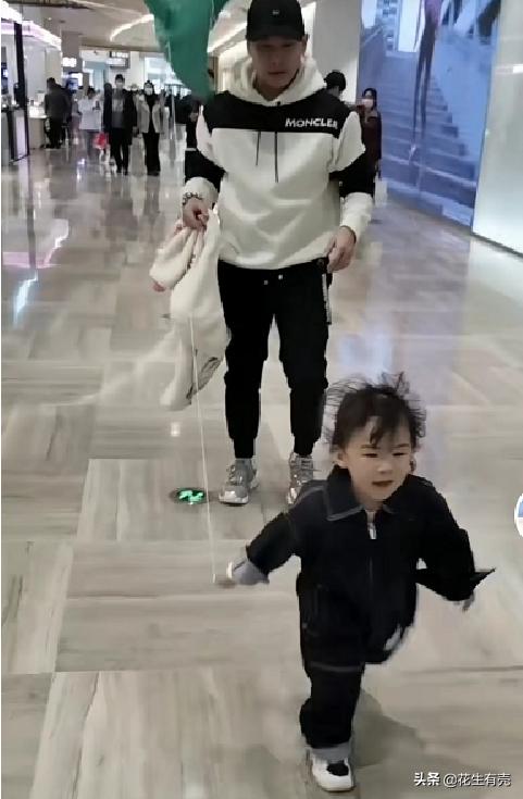 19年王楚钦看孙颖莎打球,陈玘刘国梁评价