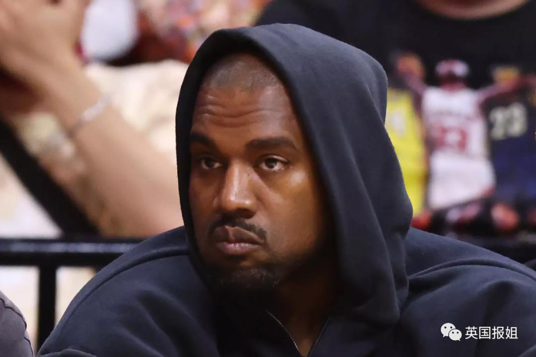 让全裸女模特当餐盘，寿司放身上供宾客享用，9岁女儿也在场