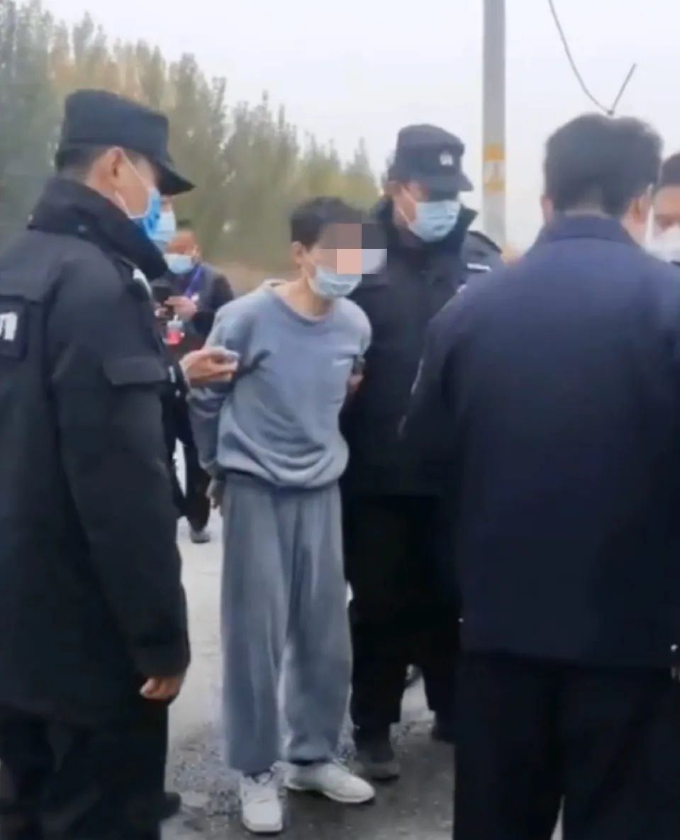 一男子给婴儿买奶粉持刀闯卡,一男子为买奶粉持刀闯卡原视频