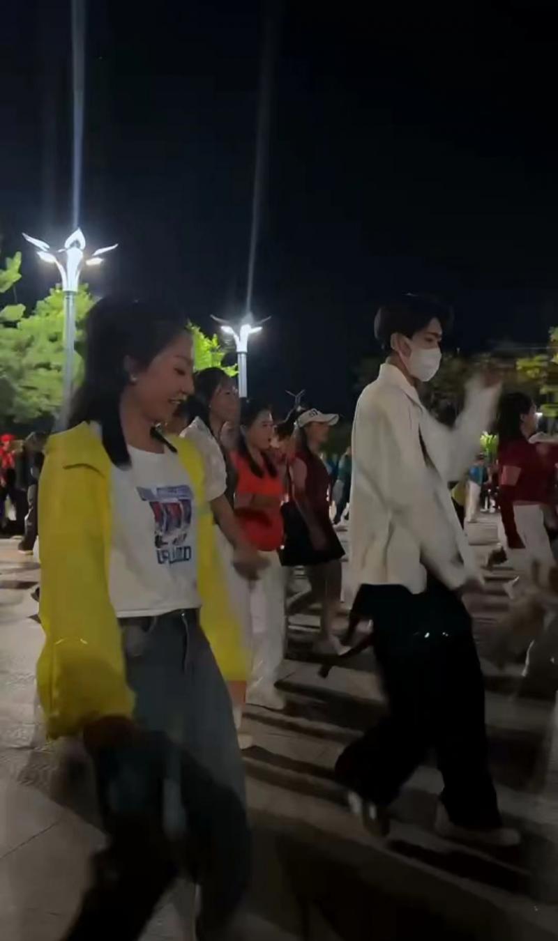 广场舞帅小伙儿领舞,帅小伙跳广场舞惊艳大妈