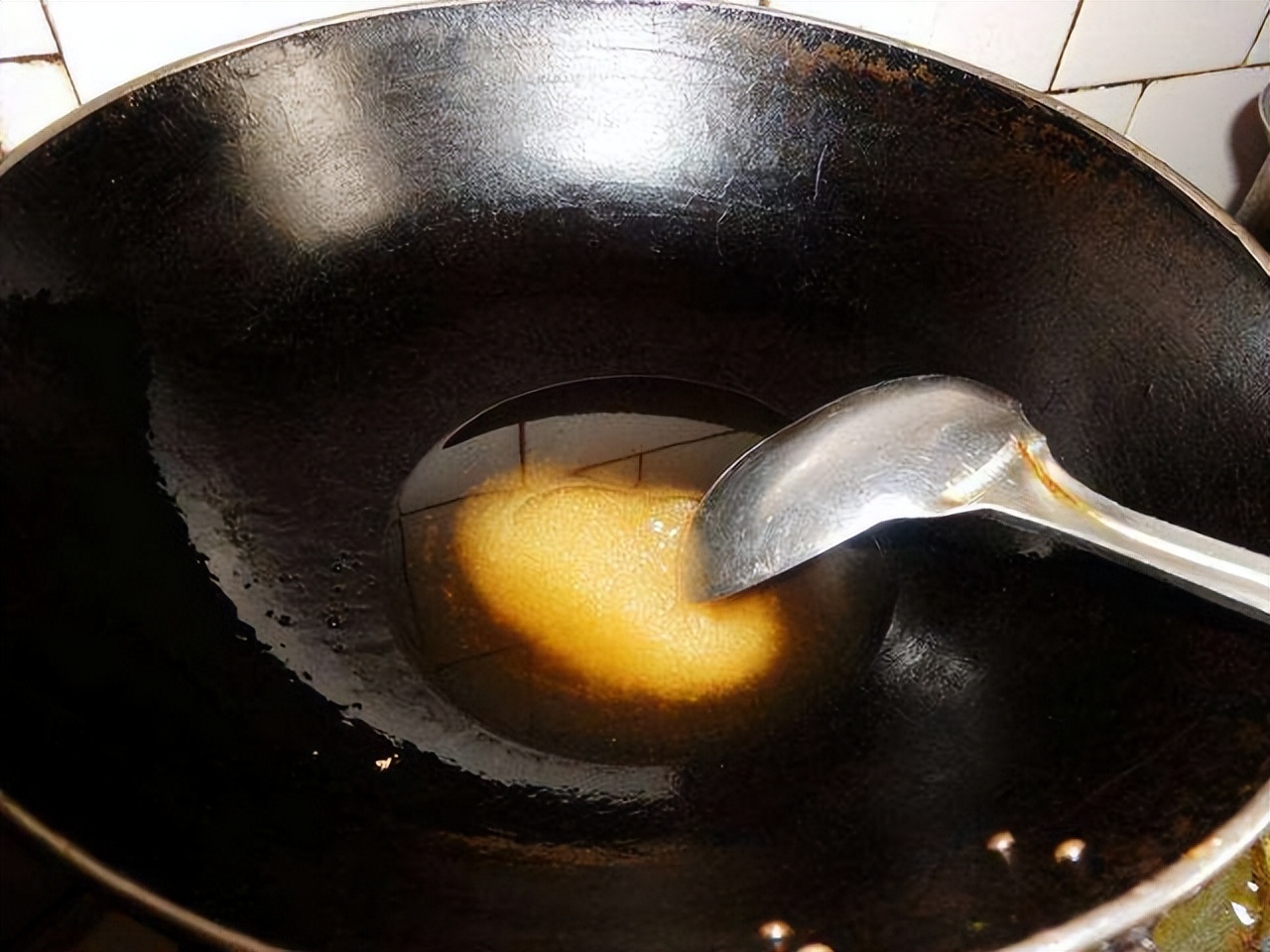 炒糖色一般一个菜放多少冰糖合适,用白糖炒糖色还是冰糖熬糖色