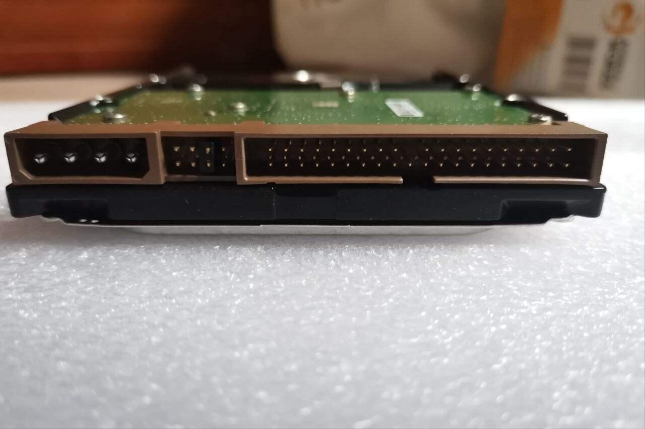 电脑硬盘什么样,电脑中的硬盘长什么样子