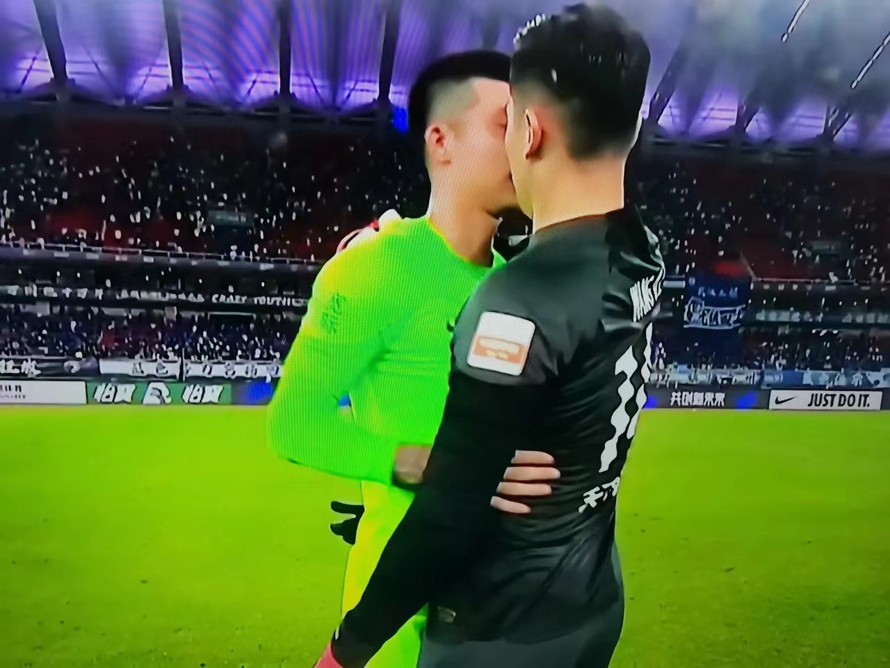 剪刀脚都不判！吃亏的总是三镇！鄂媒：裁判和泰山联手欺负三镇