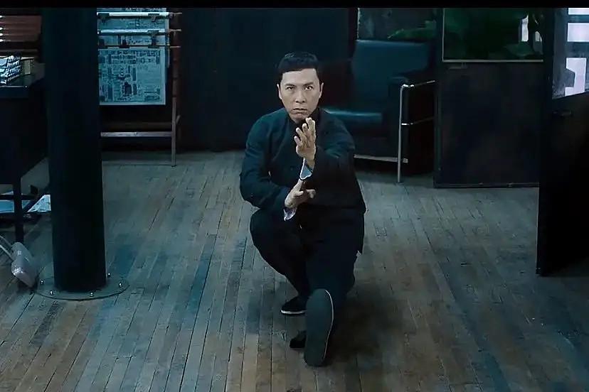 嘎子后空翻桌子视频,嘎子倒立下楼梯