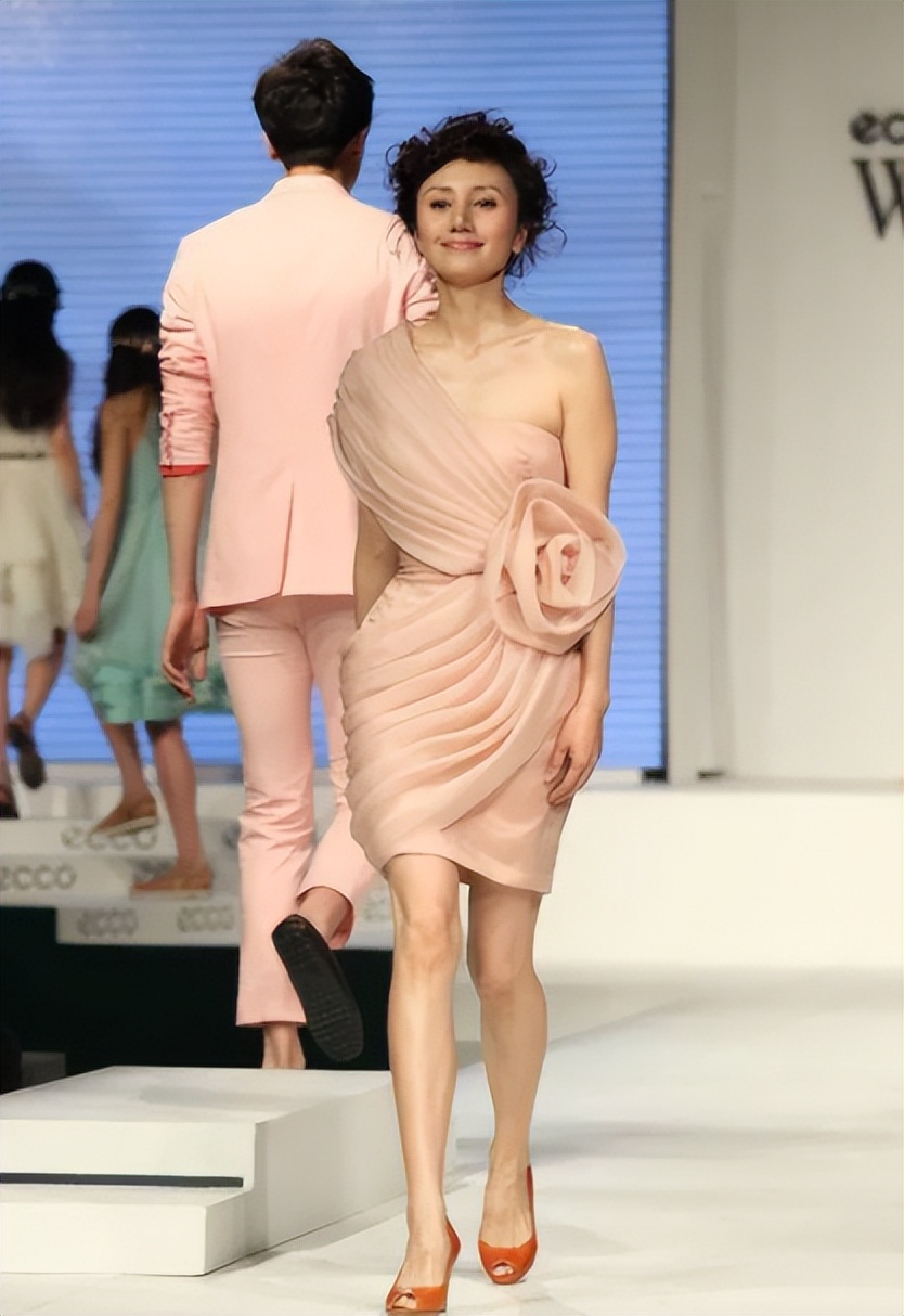 袁泉相逢时节粉色衬衫,袁泉的穿衣风格有哪些特点