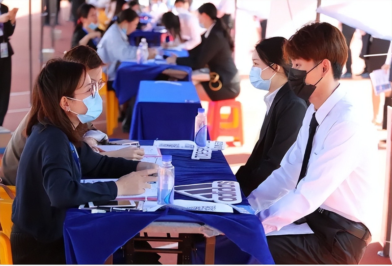 宁做别墅区保安，也不在设计院996，女大学生被网友质疑“摆烂”