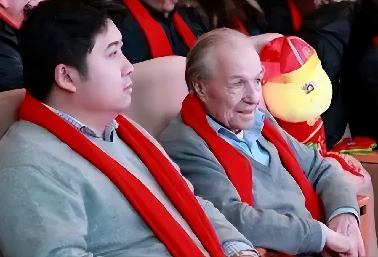 河南小伙报恩瑞士房东素材,中国小伙为英国房东养老