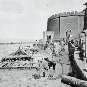 *光脱**犹太人女人衣服，集体*杀屠**，老照片再现变态的纳粹德国！