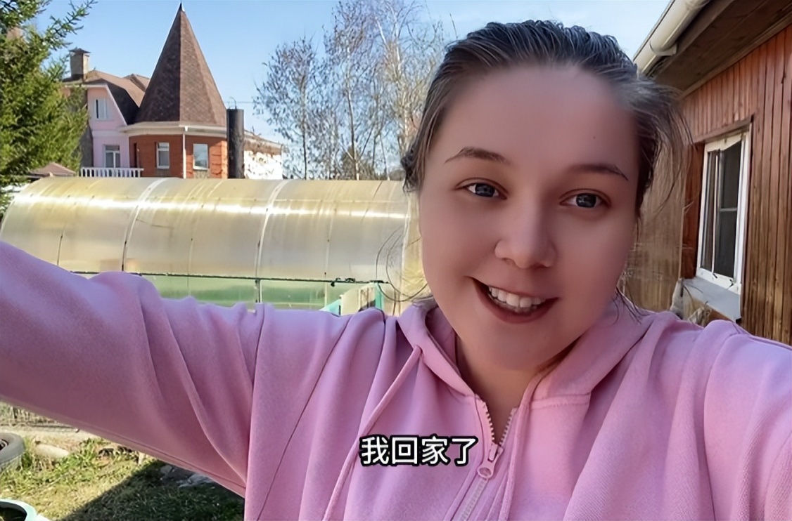 俄罗斯美女嫁给东北3婚男人，夫妻恩爱，网友感慨：他太幸运了