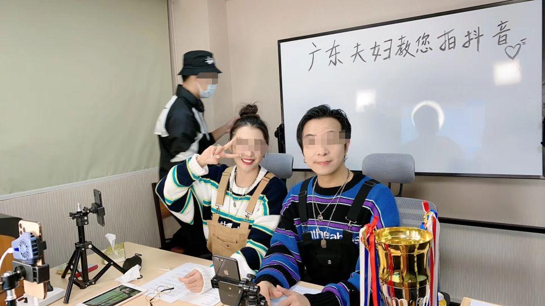 网红夫妻档赚疯了！拆二代富豪带货破10亿，“丑女”4300万买别墅