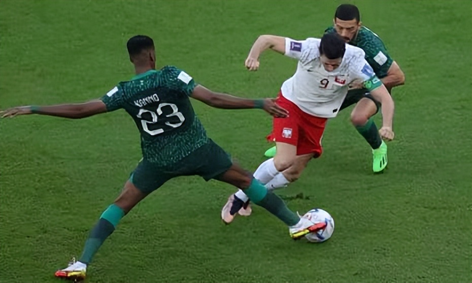 波兰2-0沙特！西亚绿鹰丢点球，门将两连扑，莱万打进世界杯首球