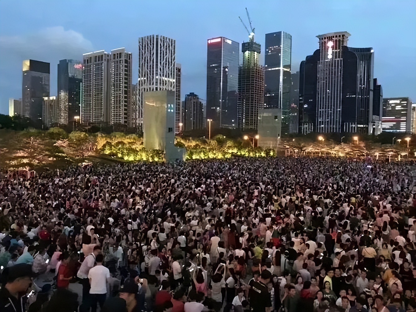 李嘉诚10年后的预言,李嘉诚预言的城镇家庭四大问题