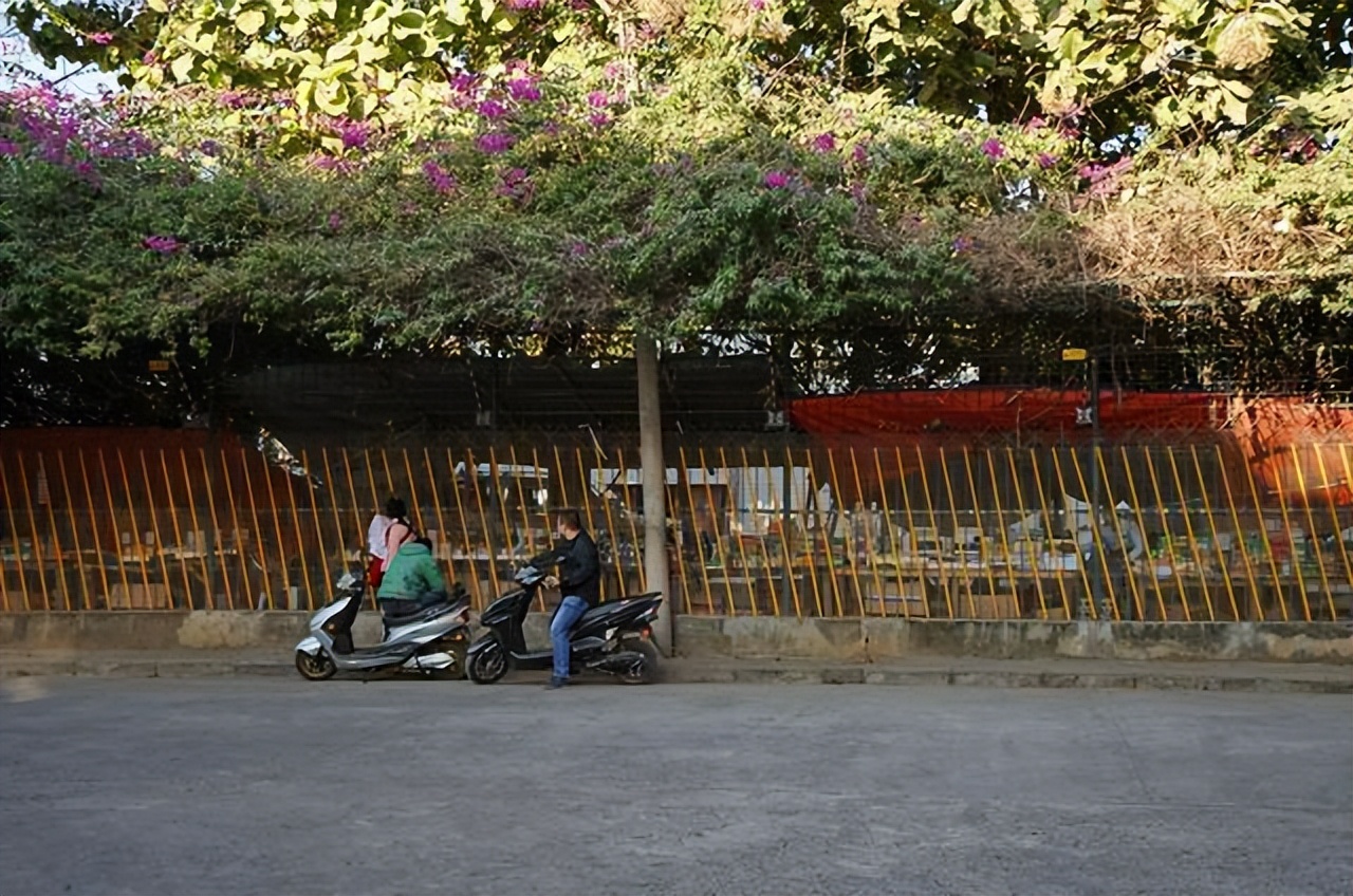 中缅边境铁丝网下交易，中国人大多是瑞丽人，缅甸货价格低廉