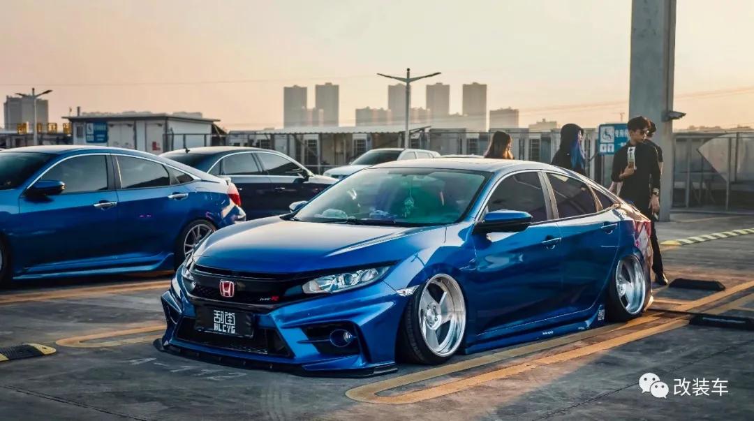 十代思域樱花粉低趴姿态,十代思域炫动蓝低趴姿态