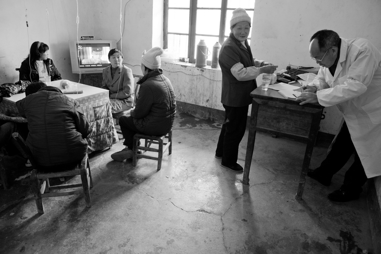 【档案】周国献摄影作品《恩施庆阳凉亭街》在《人民摄影》报发表