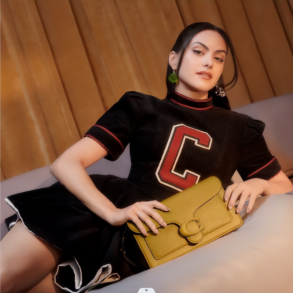 卡米拉·门德斯出演《Coach》《Riverdale》和《在街上穿着内衣》