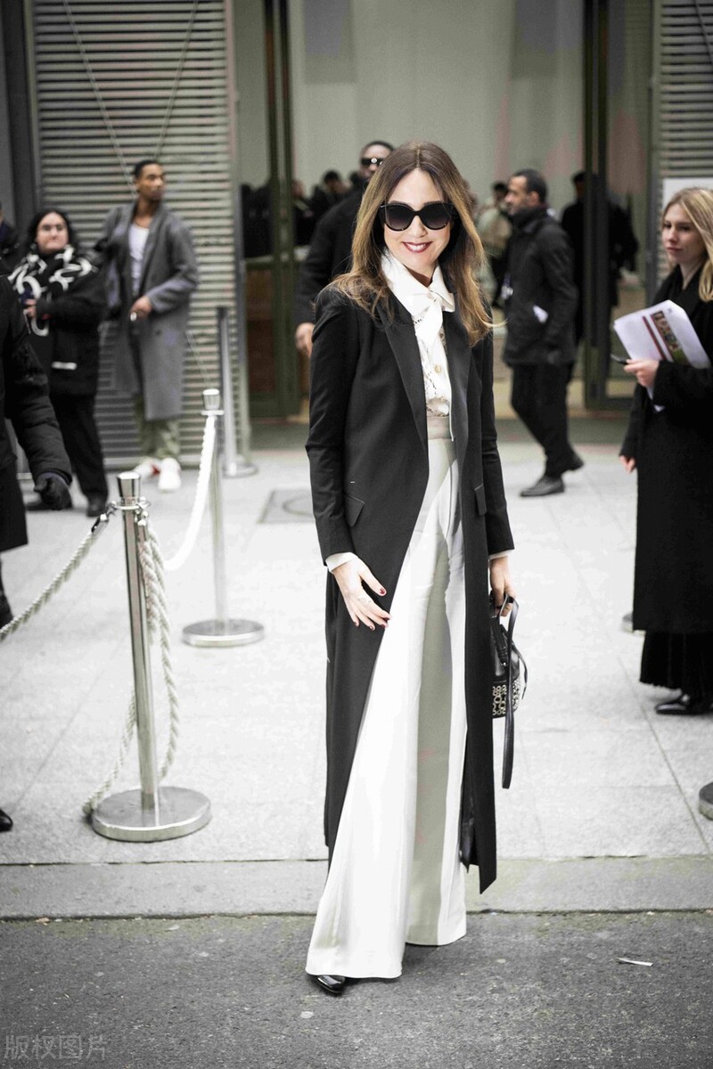 艾尔莎-齐鲁斯坦黑色西装大衣+白色衬衣+阔腿裤时尚迷人