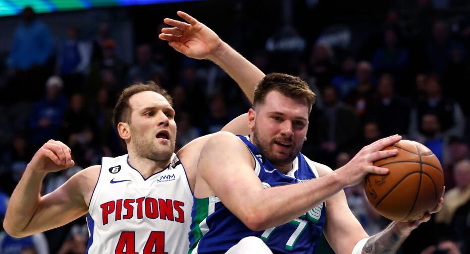 东契奇三双超越詹姆斯湖人vs马刺,东契奇狂砍51分波神