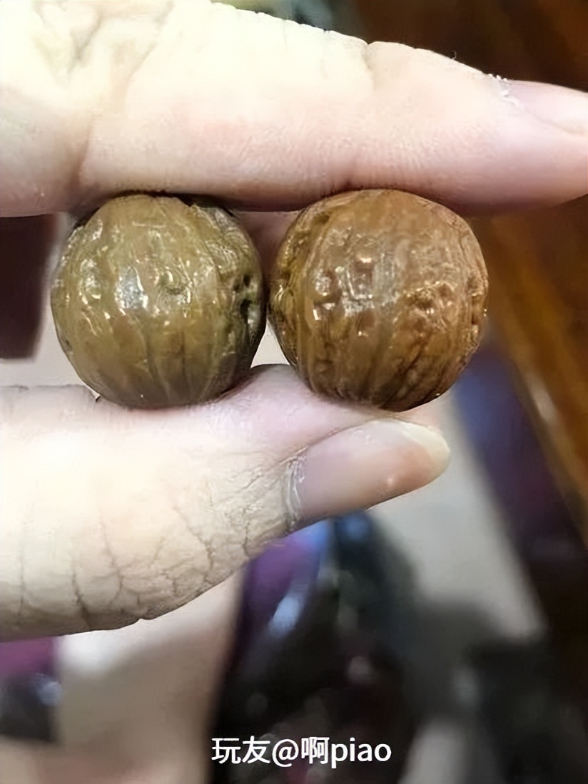 手串盘脏了，他用洗衣粉刷了一下