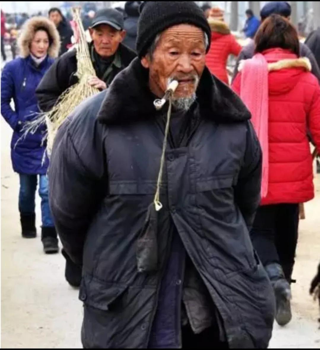 低保户老人去世，村干部做了什么？