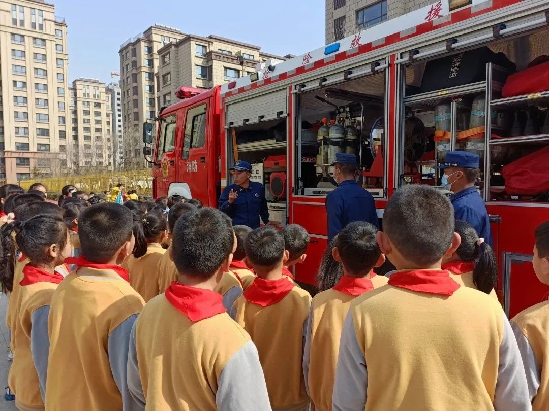消防安全伴你童行知识小课堂,安全童行消防演练