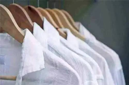白色衣服发黄了怎么洗白不伤衣物,衣柜挂的白色衣服发黄了怎么处理