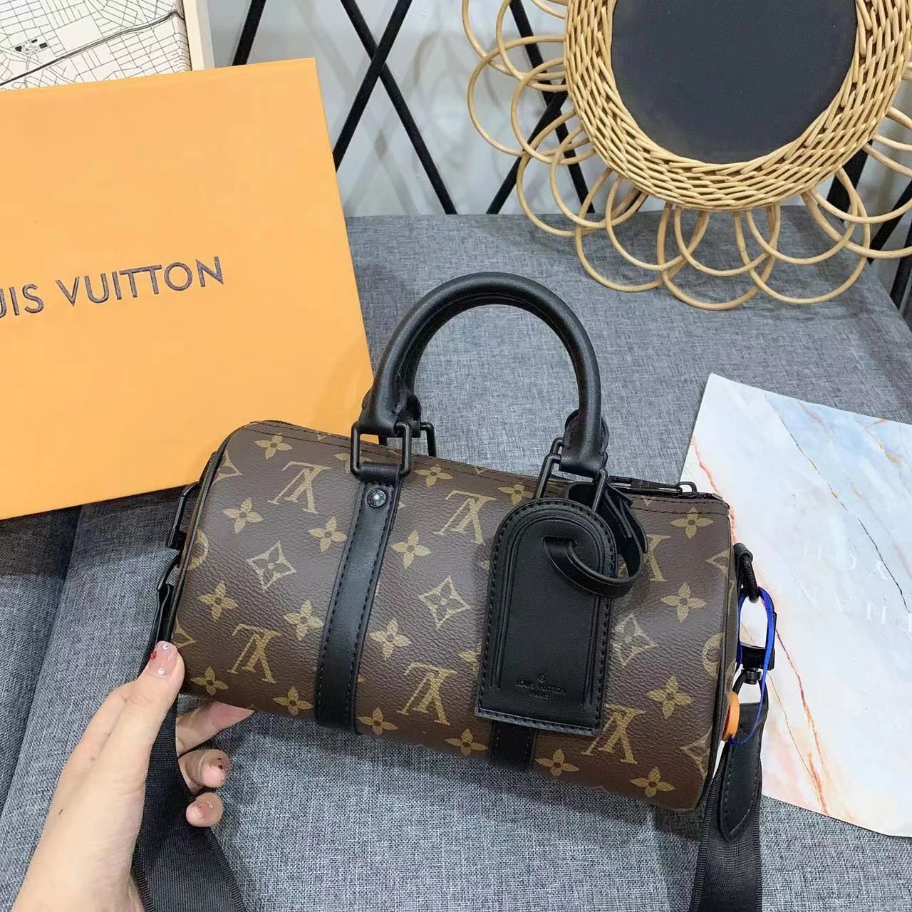 今年流行的lv圆枕头包,2022最火的枕头包图片