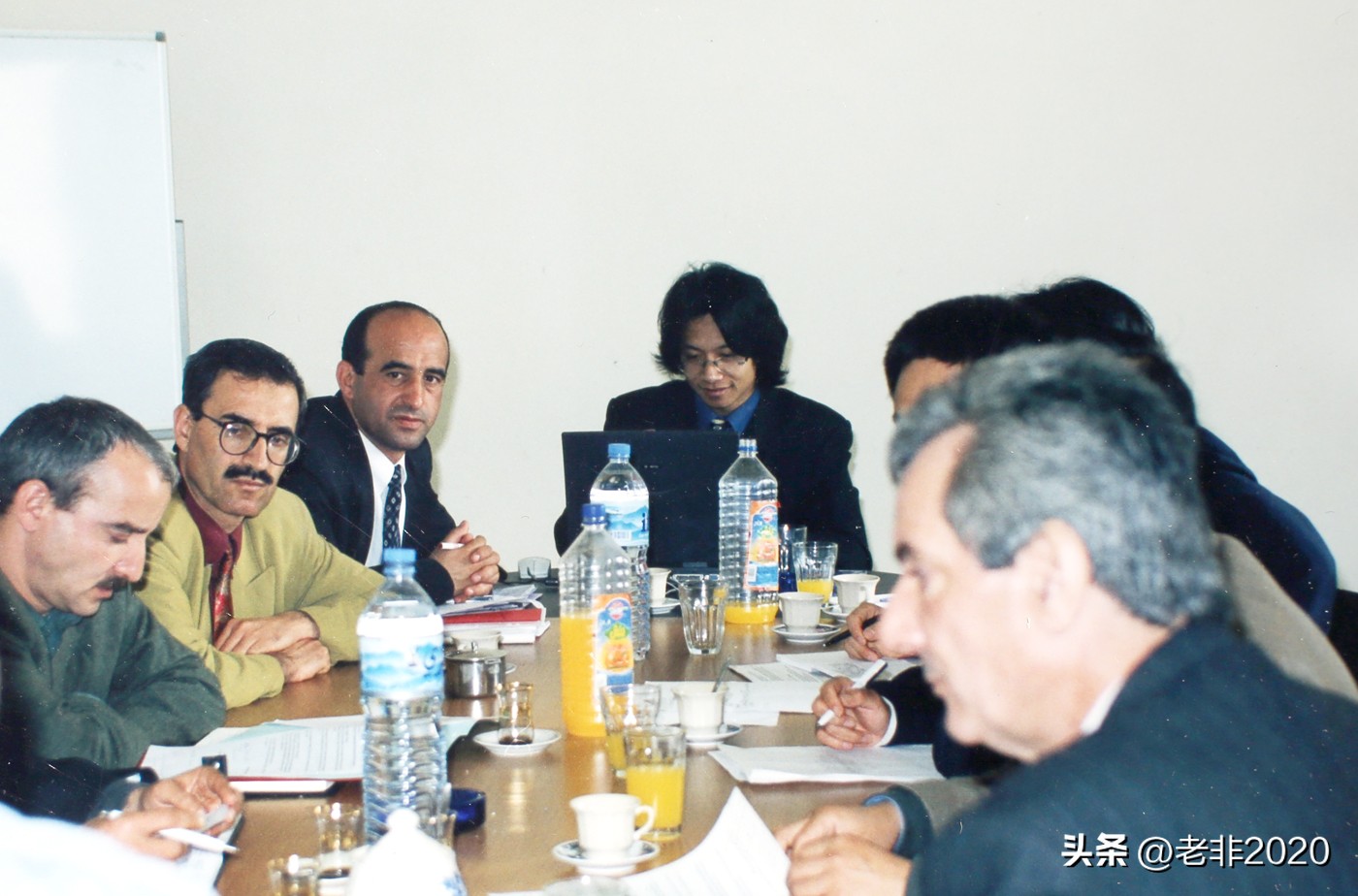 我在非洲遇见过两次小冲突，算是见识了中国护照的威力