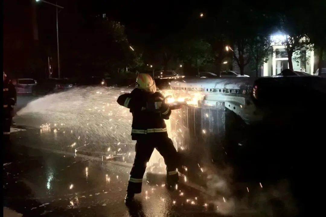 河南省消防员立功喜报送到家,消防站荣获工人先锋号