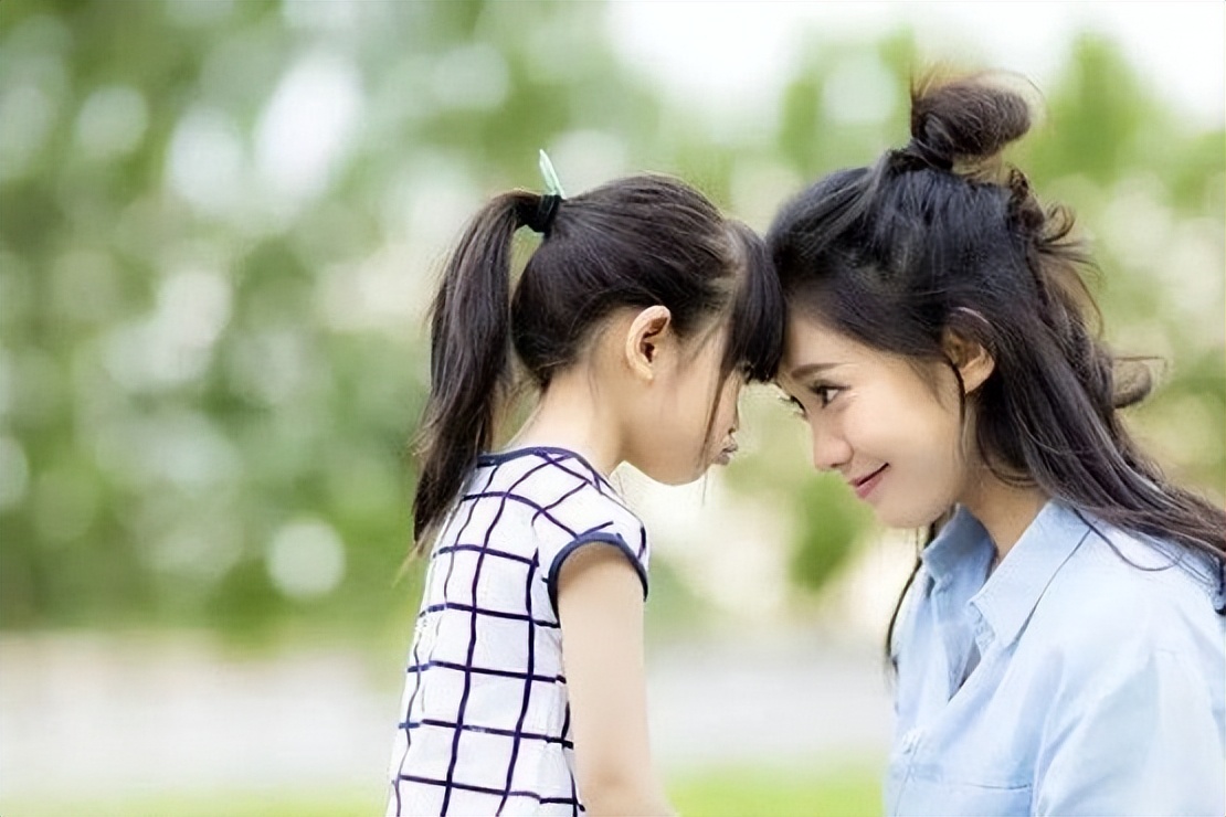 女大学生抱怨父母偷喝矿泉水,女大学生买了一箱矿泉水