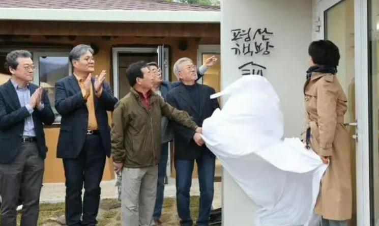 文在寅是个好总统,文在寅退休后化身老农民顶大太阳