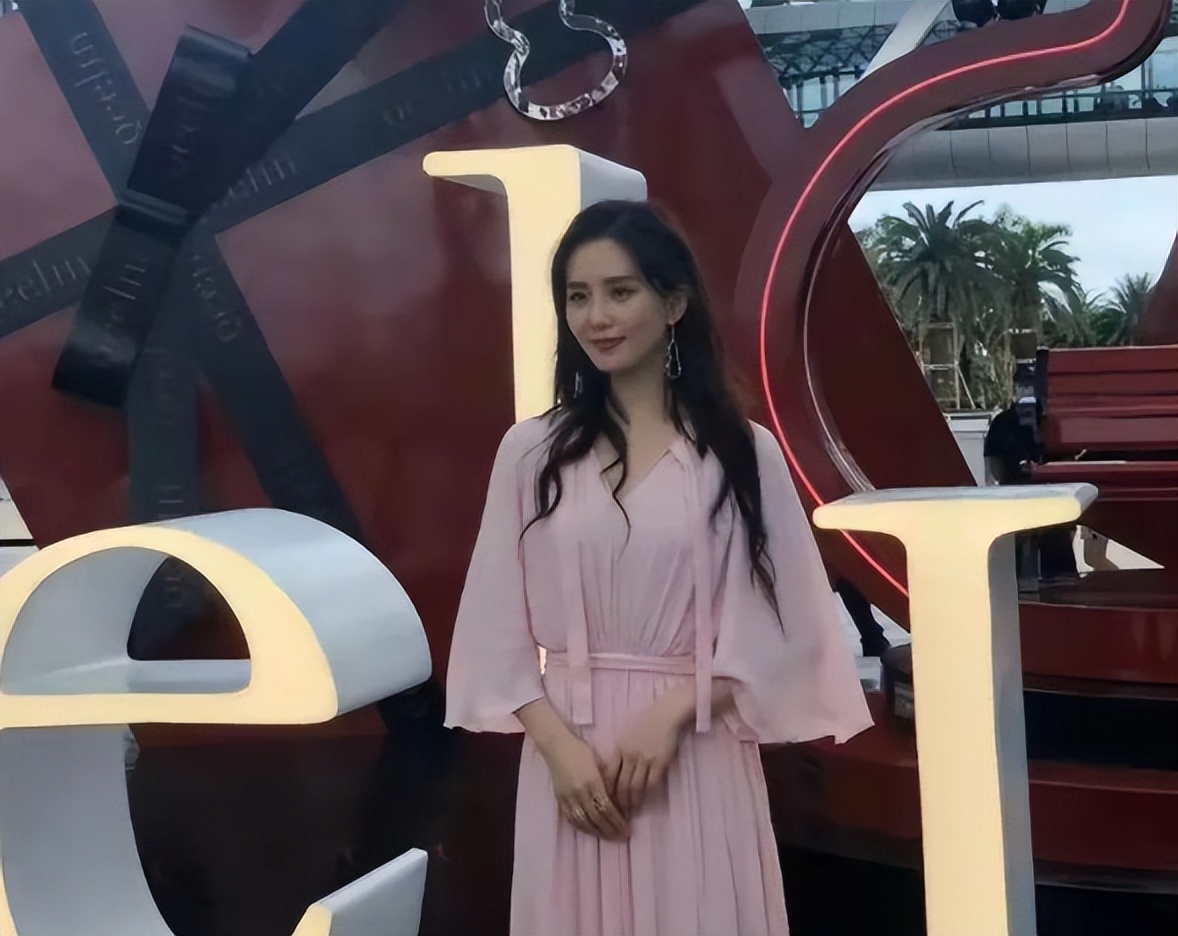 娱乐圈塌鼻子宽鼻翼好看的女明星,塌鼻子也能美出圈