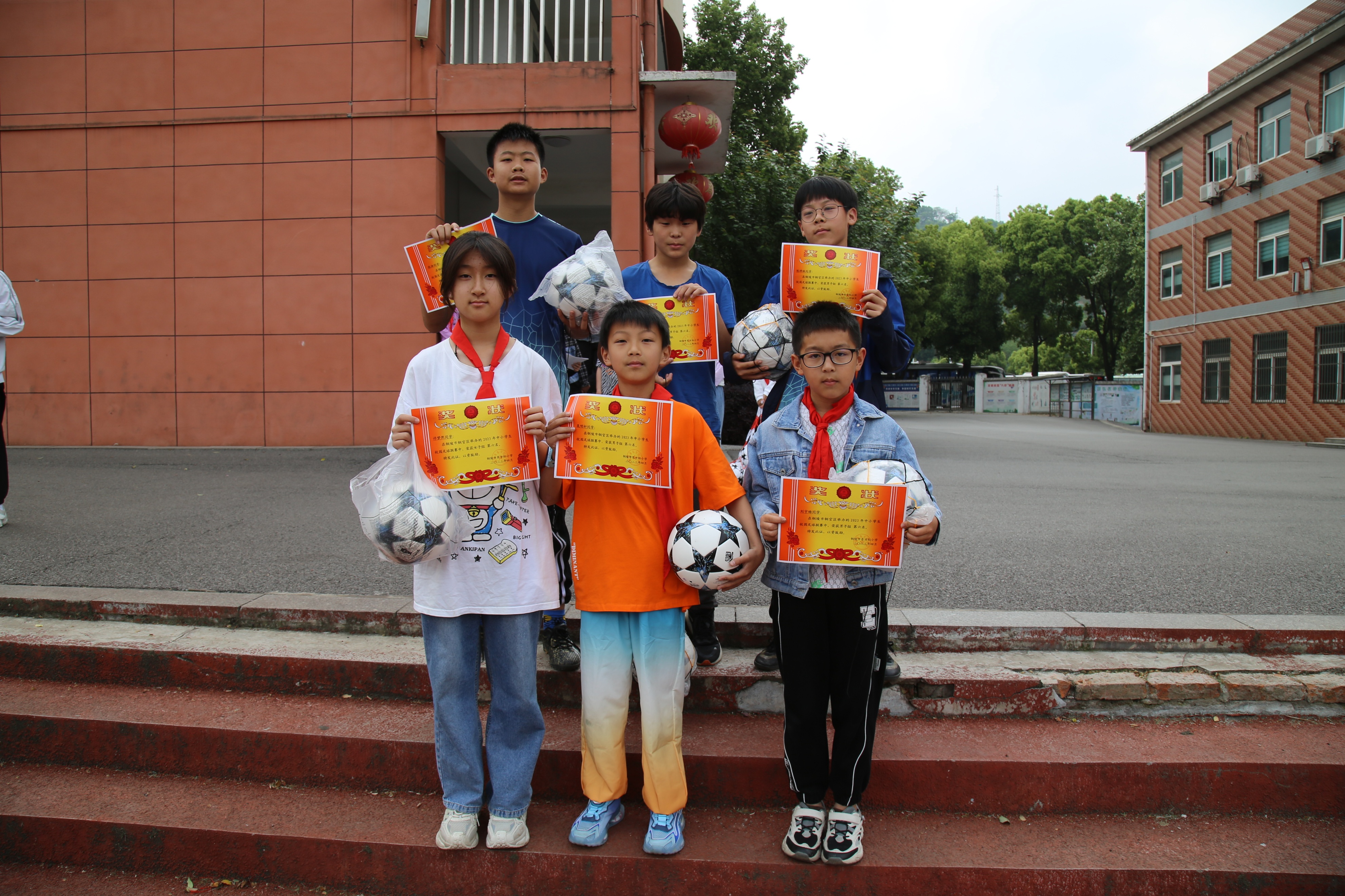 庆阳市东方红小学足球队照片,小学学校校园足球出征仪式