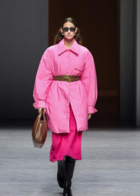 太平鸟镂空最新款,绒爱服饰