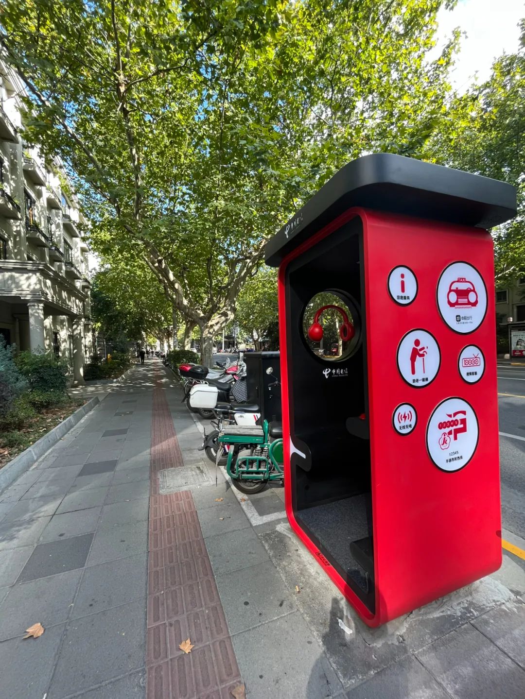 上海全封闭电话亭,为什么上海这么多电话亭