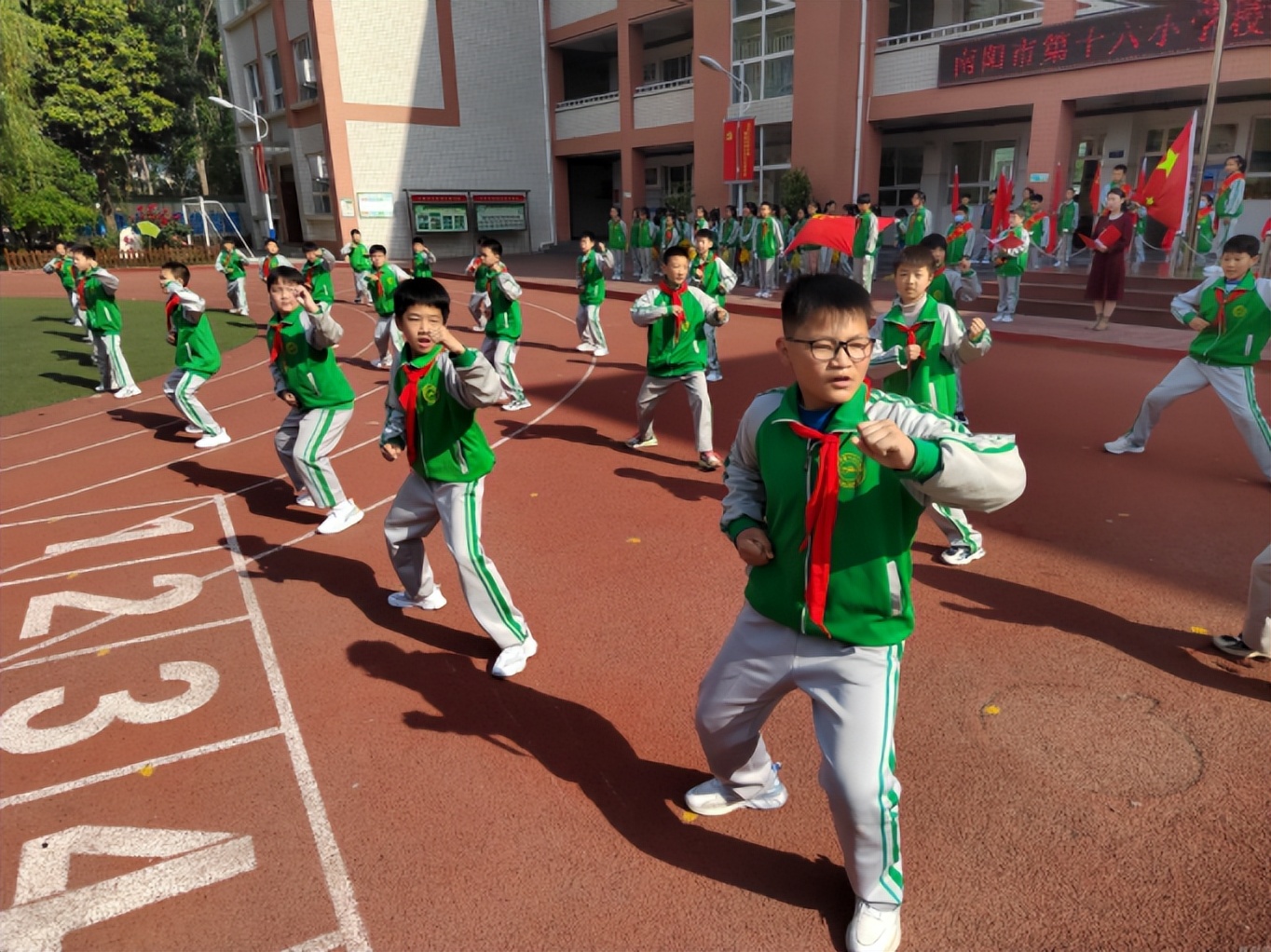 南阳市第十六小学举行2023年第十八届春季运动会