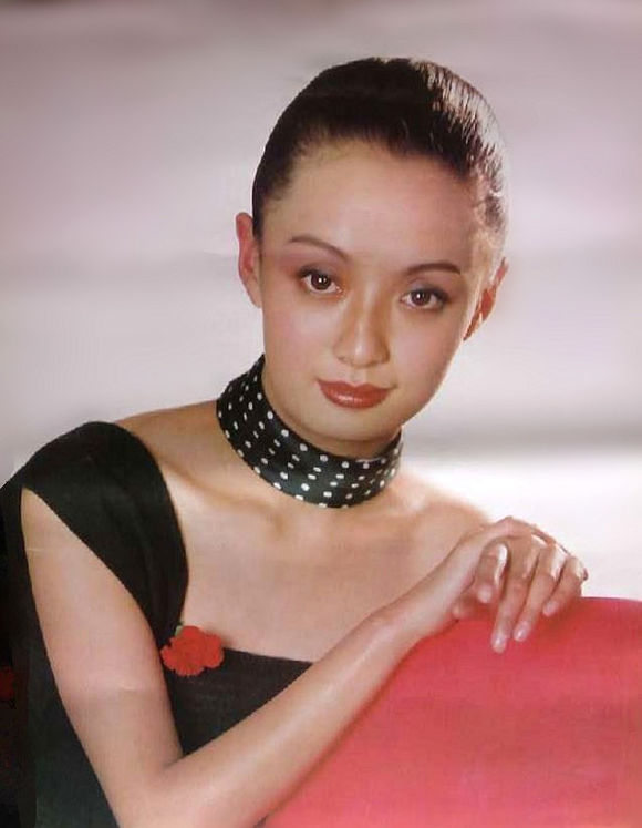 上影节红毯上影厂老演员集体亮相赵静优雅佟瑞欣挺拔于慧风情万种