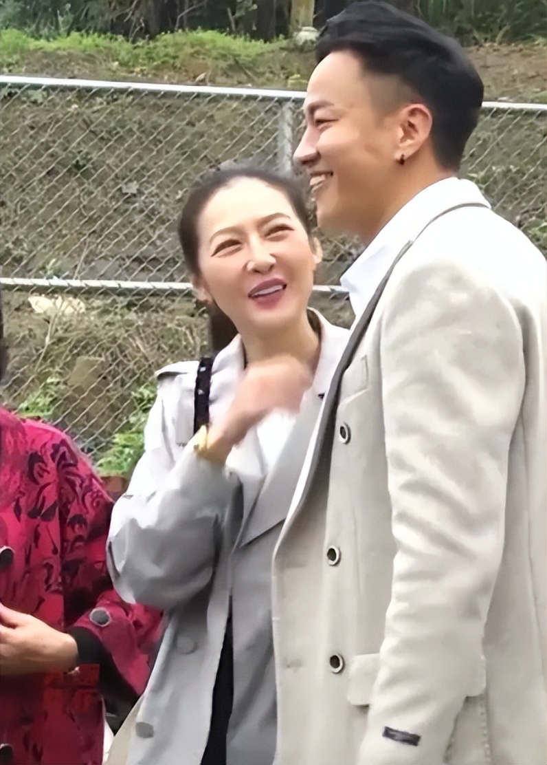 何润东与老婆现身机场,何润东安以轩红衣