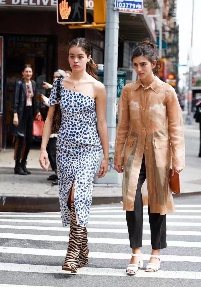 女生穿碎花会不会老气,女孩子穿碎花裙真漂亮