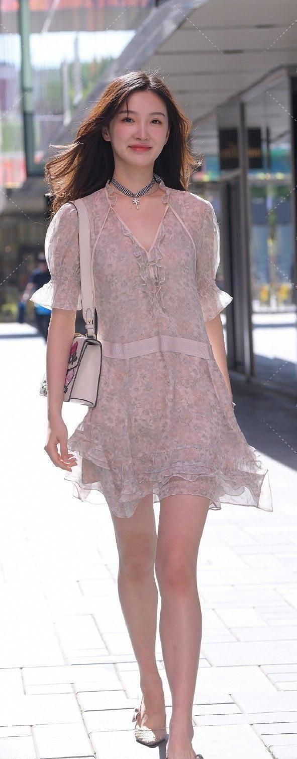 “婴儿肥”的瑜伽裤美女，职业女性独有成熟稳重，忍不住多看几眼