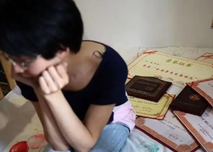 刘霆16年前背母上大学感动全国,背母求学的刘霆为什么变性