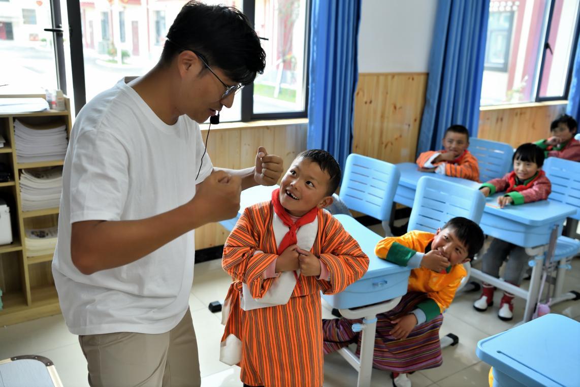 公益活动走进边远小学,拼多多为你读书公益行动走进疆藏