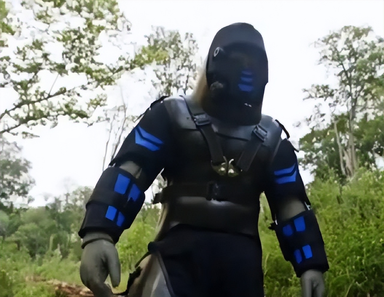 7米长！印尼54岁女子被巨蟒活吞，人心惶惶：还剩条8.2米蟒蛇游荡