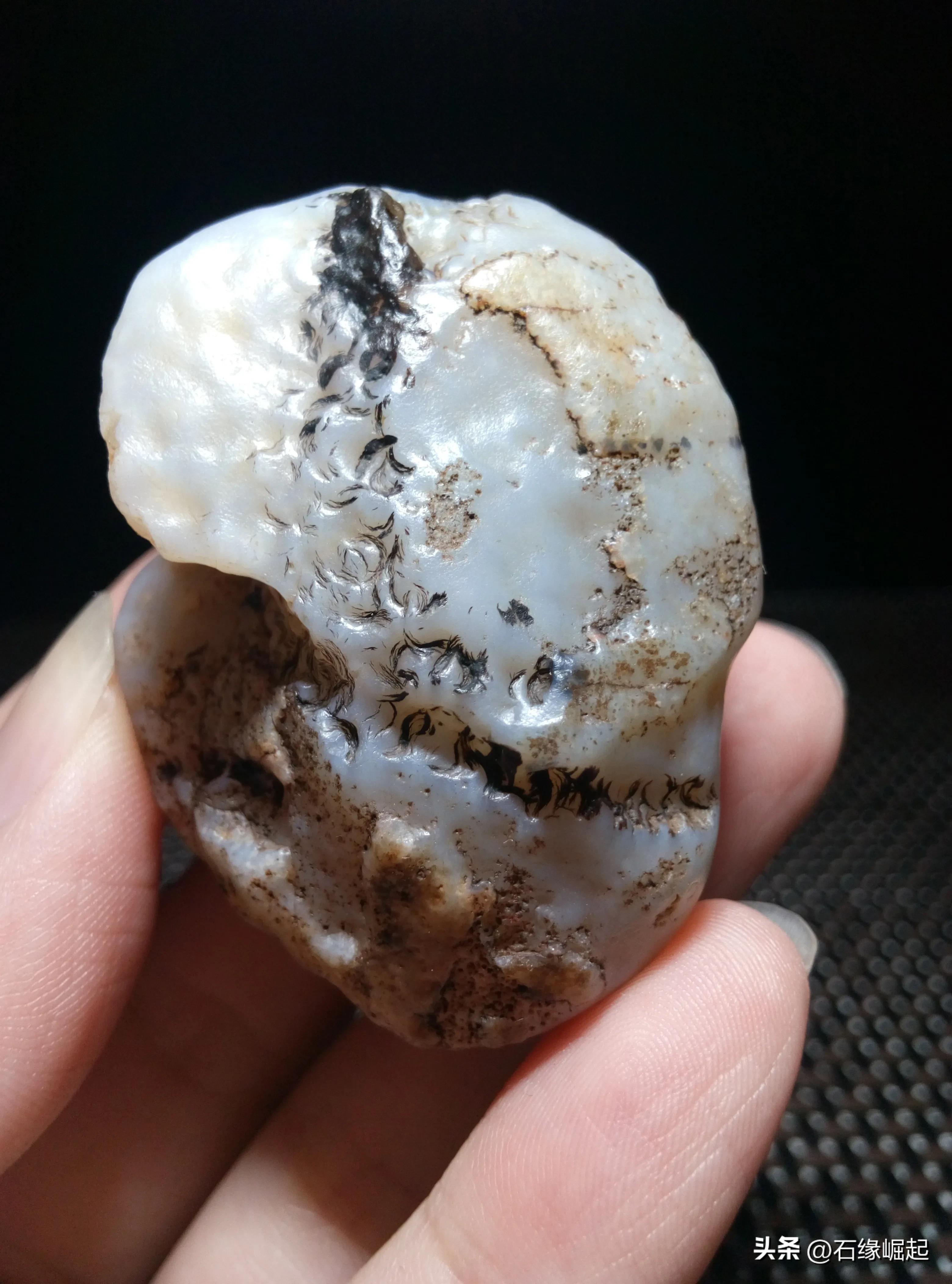 有一种痛只有一个人真正喜欢一块石头的时候，才会感同身受