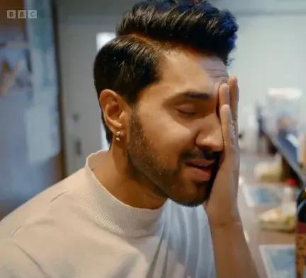 男团教父性侵无数男艺人，逼注射雌激素，死后竟被当伟人！！！